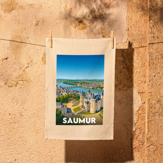 Torchon souvenir de la ville de Saumur orné d'une illustration stylisée de son château et du fleuve.