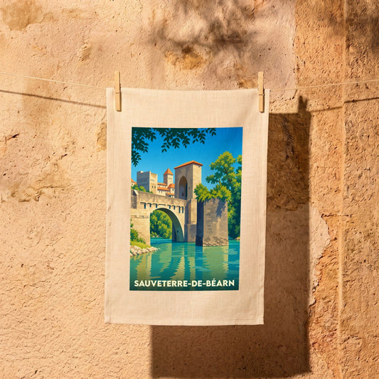 Torchon souvenir de la ville de Sauveterre-de-Béarn avec une illustration stylisée de son pont fortifié.