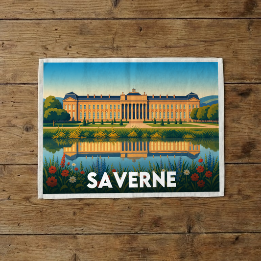 Torchon souvenir de la ville de Saverne avec une illustration stylisée du Palais Rohan et de son reflet.