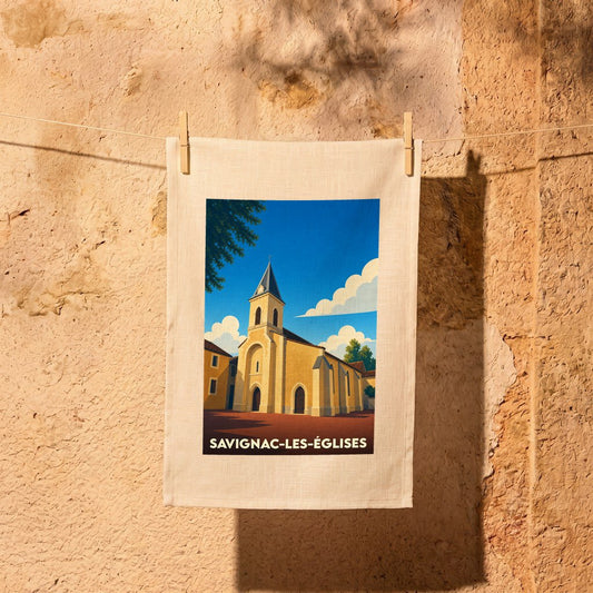 Torchon souvenir de la ville de Savignac-les-Églises avec une illustration stylisée de son église sous un ciel bleu.