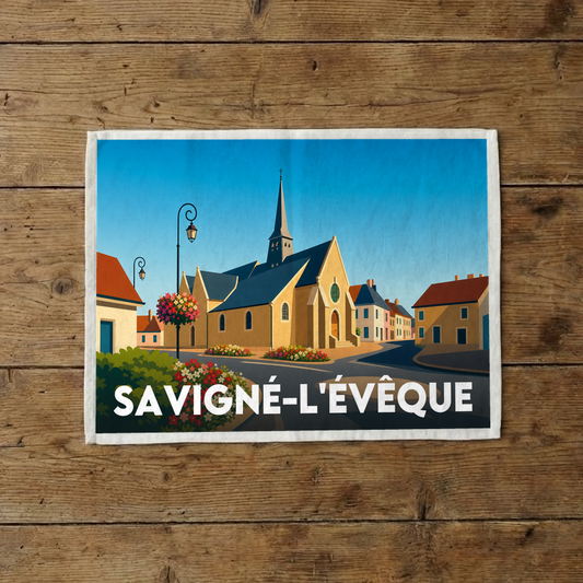 Torchon souvenir de la ville de Savigné-l'Évêque avec une illustration stylisée.