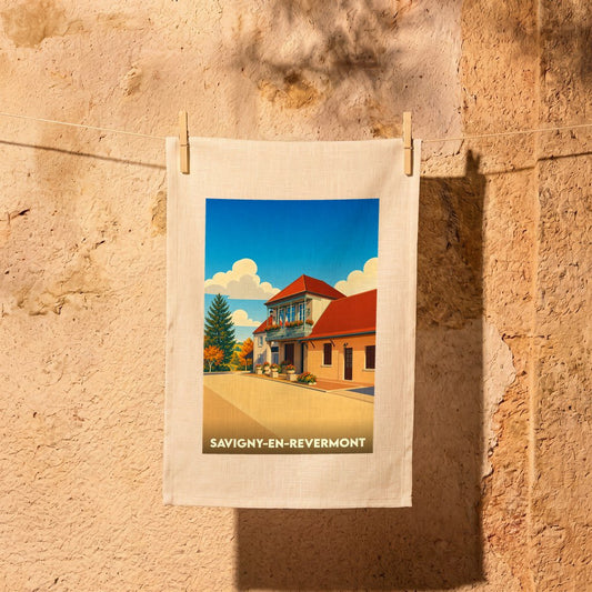Torchon souvenir de la ville de Savigny-en-Revermont avec une illustration stylisée.