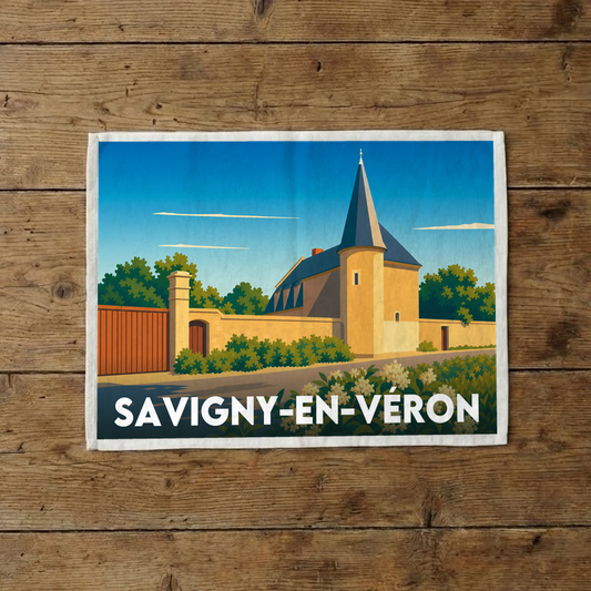 Torchon souvenir de la ville de Savigny-en-Véron avec une illustration stylisée de son patrimoine architectural.