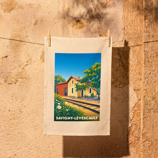 Torchon de cuisine souvenir de la ville de Savigny-Lévescault avec une illustration stylisée de sa gare.
