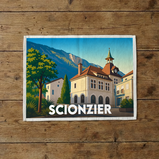 Torchon souvenir de la ville de Scionzier orné d'une illustration stylisée de son architecture sur fond de montagnes.
