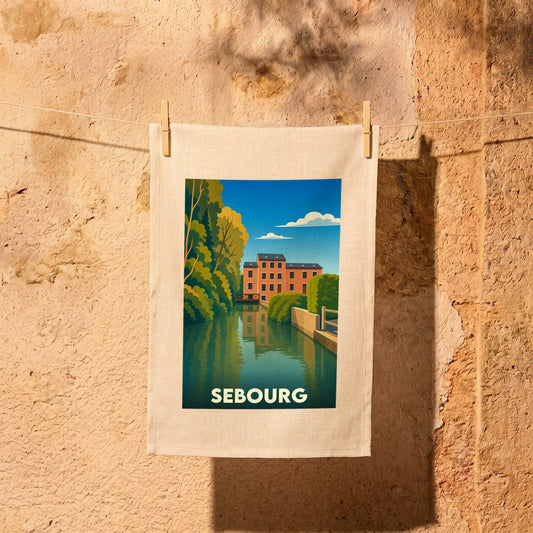 Torchon souvenir de la ville de Sebourg illustré d'un paysage stylisé représentant un moulin au bord de l'eau.