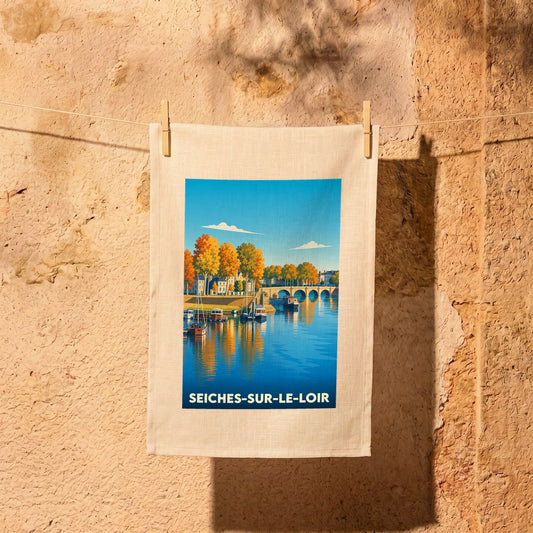 Torchon souvenir de la ville de Seiches-sur-le-Loir avec une illustration stylisée des bords de la rivière et de ses bateaux.