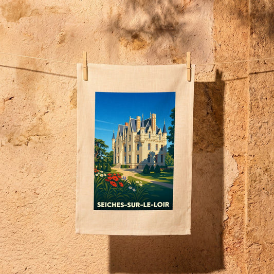 Torchon souvenir de la ville de Seiches-sur-le-Loir avec une illustration stylisée de son château.
