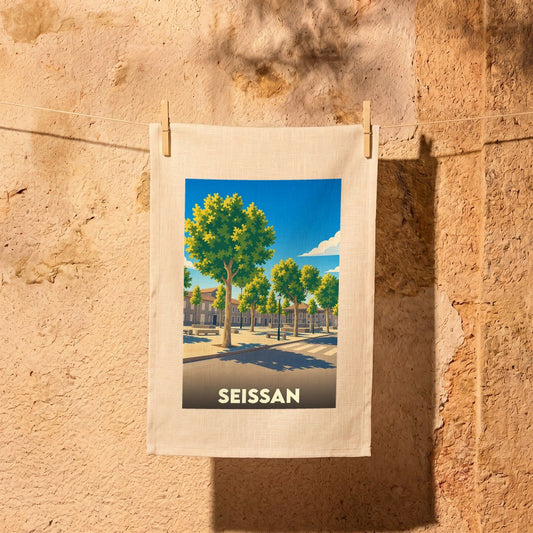 Torchon souvenir de la ville de Seissan illustré d'une place ensoleillée bordée d'arbres.