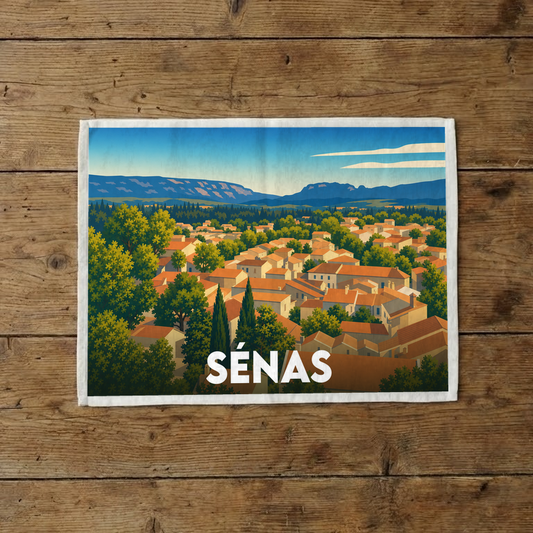 Torchon souvenir de la ville de Sénas illustré d'un paysage provençal stylisé.