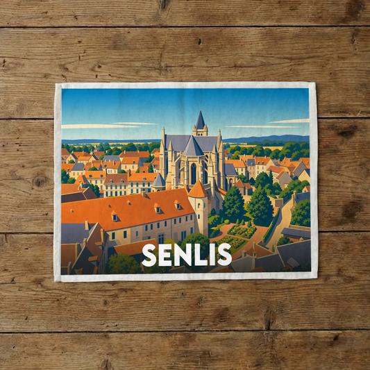 Torchon souvenir de la ville de Senlis avec une illustration stylisée de sa cathédrale et de ses toits orangés.