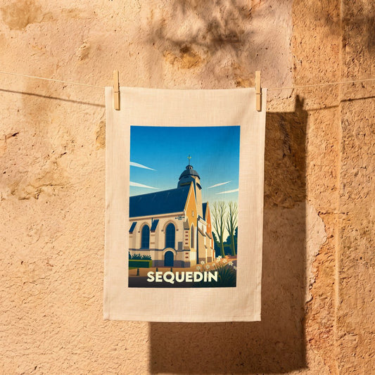 Torchon souvenir de la ville de Sequedin avec une illustration stylisée de son église.
