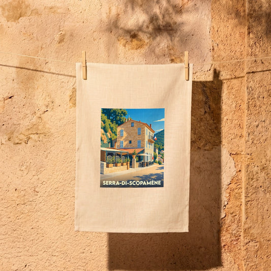 Torchon souvenir de la ville de Serra-di-Scopamène avec une illustration stylisée.