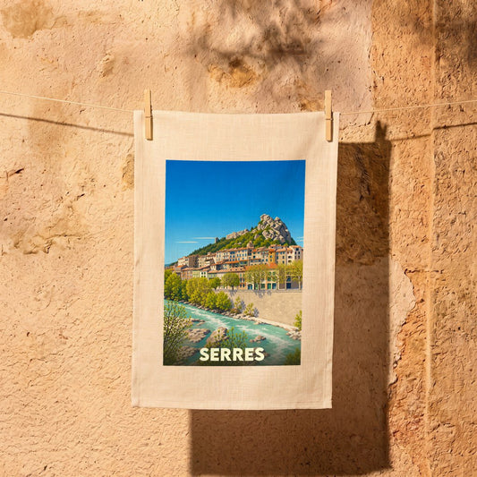 Torchon souvenir de la ville de Serres avec une illustration stylisée d'un paysage montagneux.
