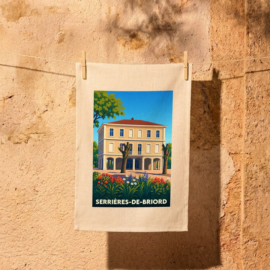 Torchon souvenir de la ville de Serrières-de-Briord avec une illustration colorée et stylisée de la mairie.