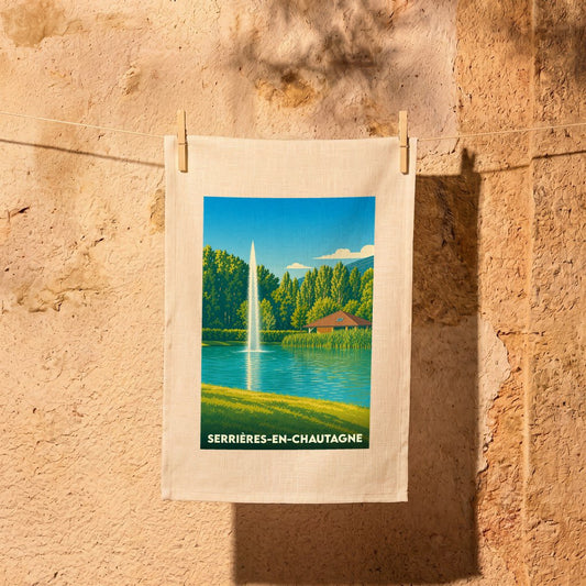 Torchon souvenir de Serrières-en-Chautagne orné d'une illustration stylisée représentant un jet d'eau sur un étang.