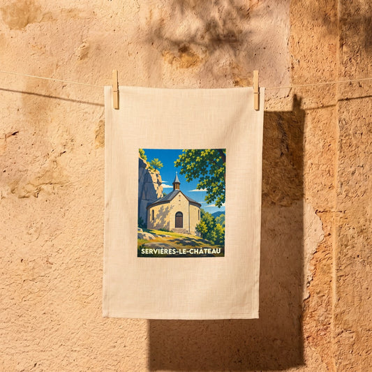 Torchon souvenir de la ville de Servières-le-Château avec une illustration stylisée d'une petite chapelle.