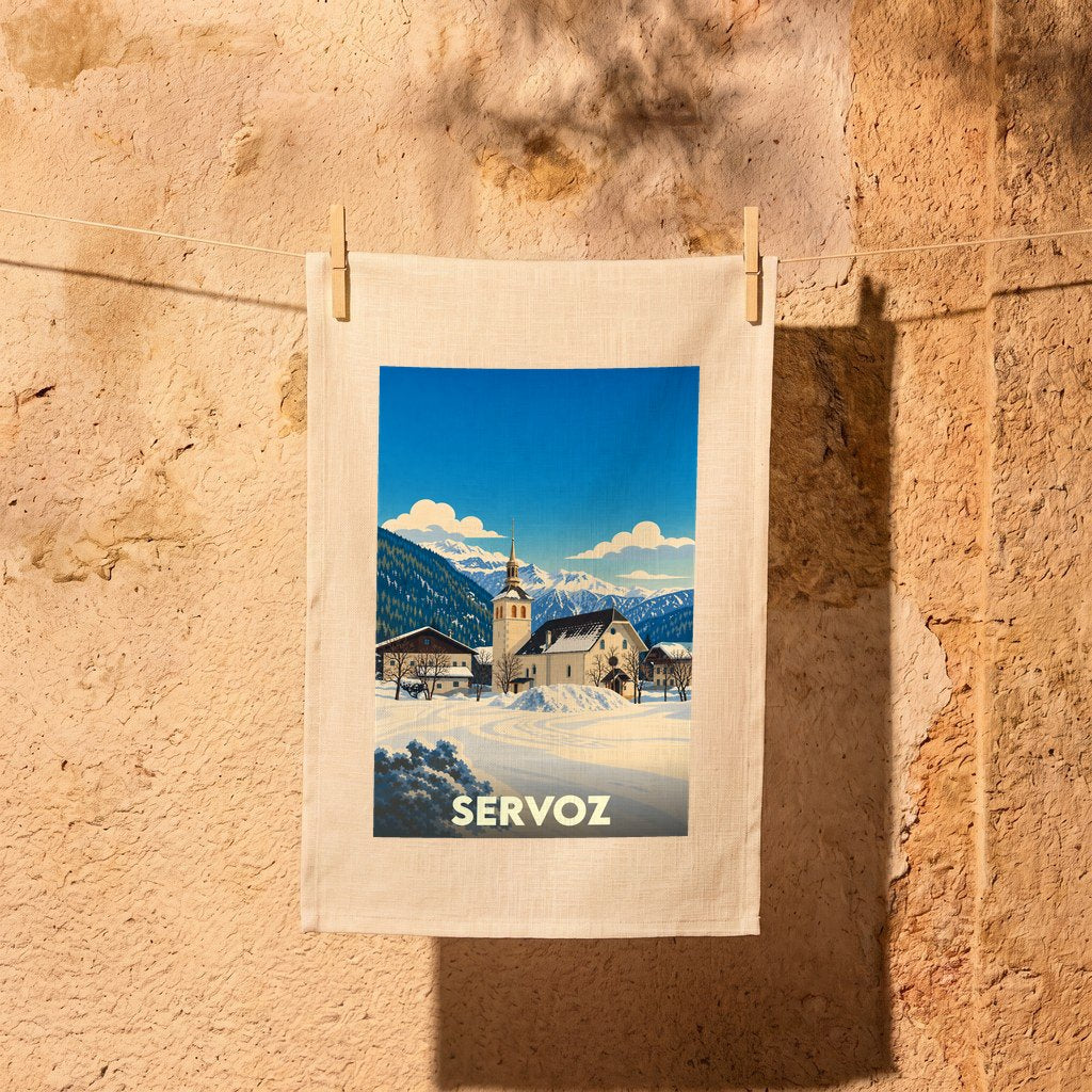 Torchon souvenir de la ville de Servoz illustré d'un paysage de montagne enneigé et d'une église.