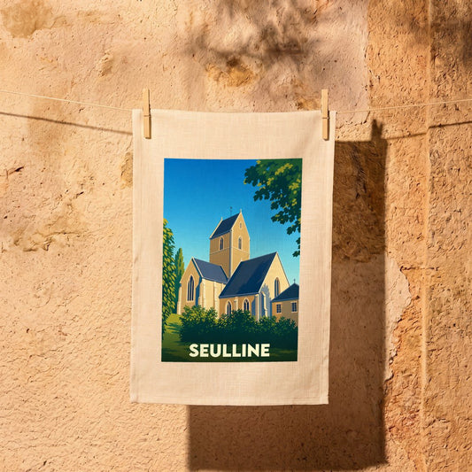 Torchon souvenir de la ville de Seulline avec une illustration stylisée de son église.