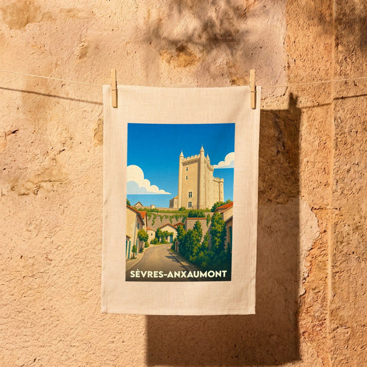 Torchon souvenir de la ville de Sèvres-Anxaumont avec une illustration stylisée d'un château dominant une ruelle.