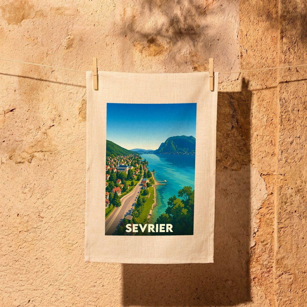 Torchon souvenir de la ville de Sevrier avec une illustration stylisée d'un paysage de lac et de montagnes.