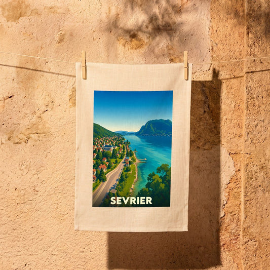 Torchon souvenir de la ville de Sevrier avec une illustration stylisée d'un paysage de lac et de montagnes.
