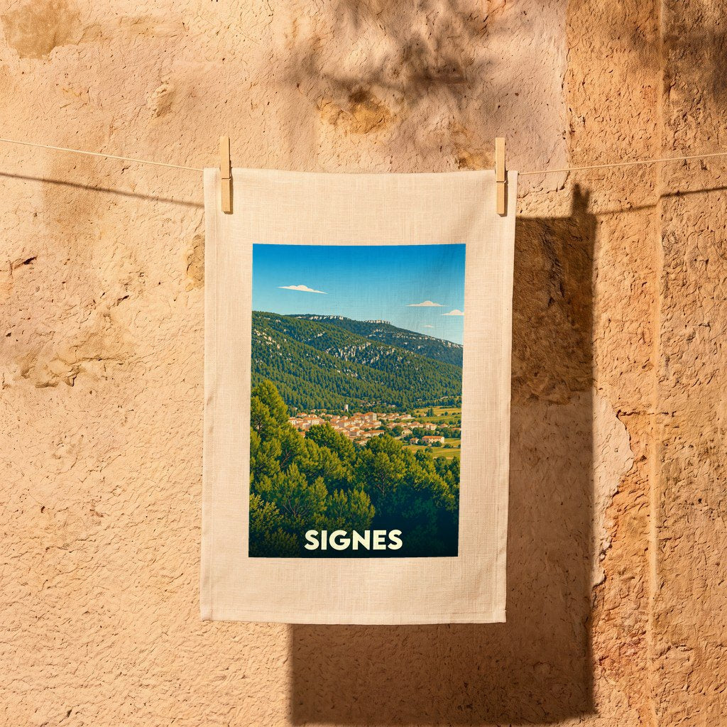 Torchon souvenir de la ville de Signes avec une illustration stylisée d'un paysage provençal.