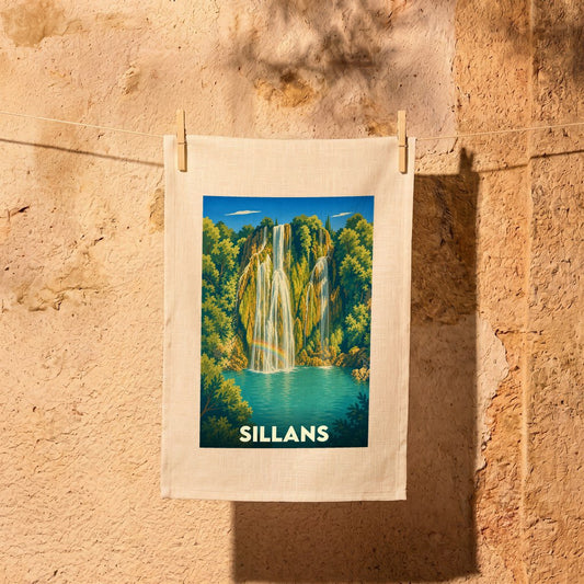 Torchon souvenir de la ville de Sillans avec une illustration stylisée d'une cascade.