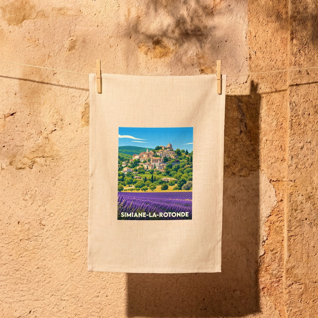 Torchon souvenir de la ville de Simiane-la-Rotonde avec une illustration stylisée d'un champ de lavande et du village.