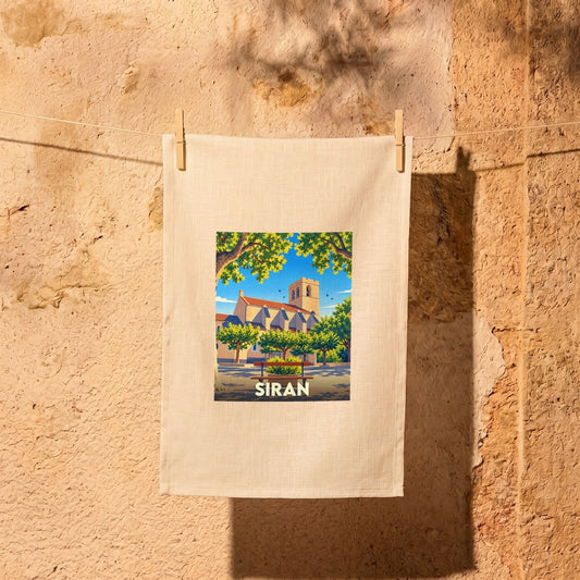 Torchon souvenir de la ville de Siran illustré d'une scène de place de village ensoleillée.