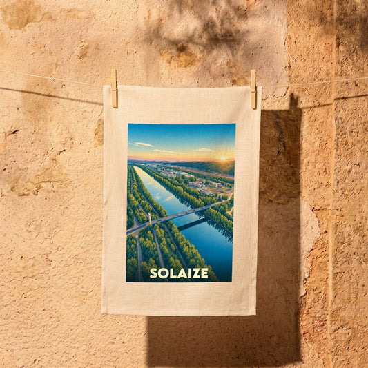 Torchon souvenir de la ville de Solaize avec une illustration stylisée d'un paysage fluvial.
