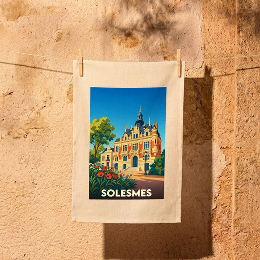 Torchon souvenir de la ville de Solesmes orné d'une illustration stylisée de son patrimoine architectural.