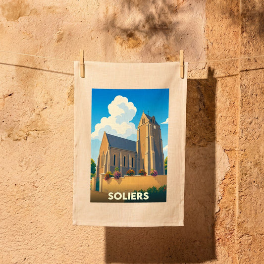 Torchon souvenir de la ville de Soliers avec une illustration stylisée d'une église sous un ciel nuageux.