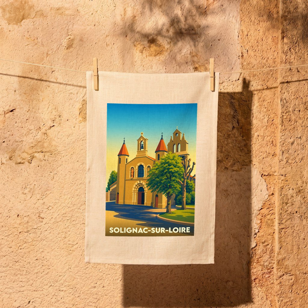 Torchon souvenir de la ville de Solignac-sur-Loire avec une illustration stylisée d'une église sous un ciel bleu.