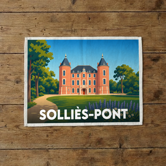 Torchon souvenir de la ville de Solliès-Pont illustrant son château dans un style rétro.