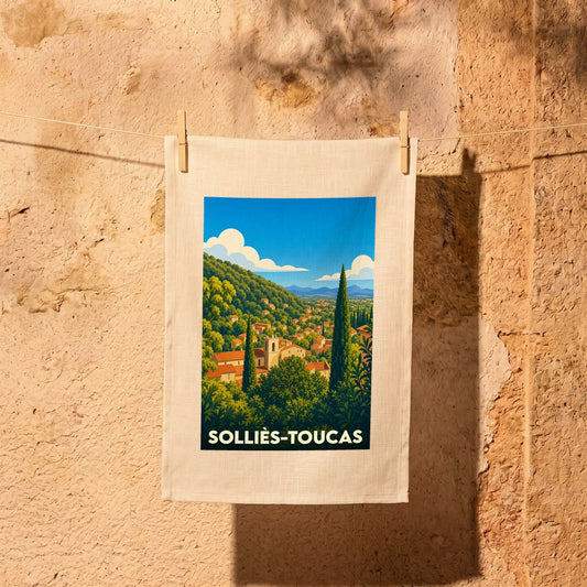 Torchon souvenir de la ville de Solliès-Toucas avec une illustration stylisée d'un paysage provençal.