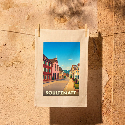 Torchon souvenir de la ville de Soultzmatt avec une illustration stylisée de ses rues colorées.