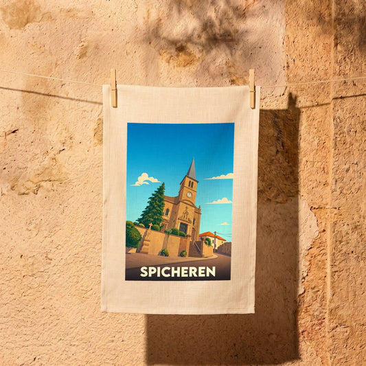 Torchon souvenir de la ville de Spicheren avec une illustration stylisée de son église sous un ciel bleu.