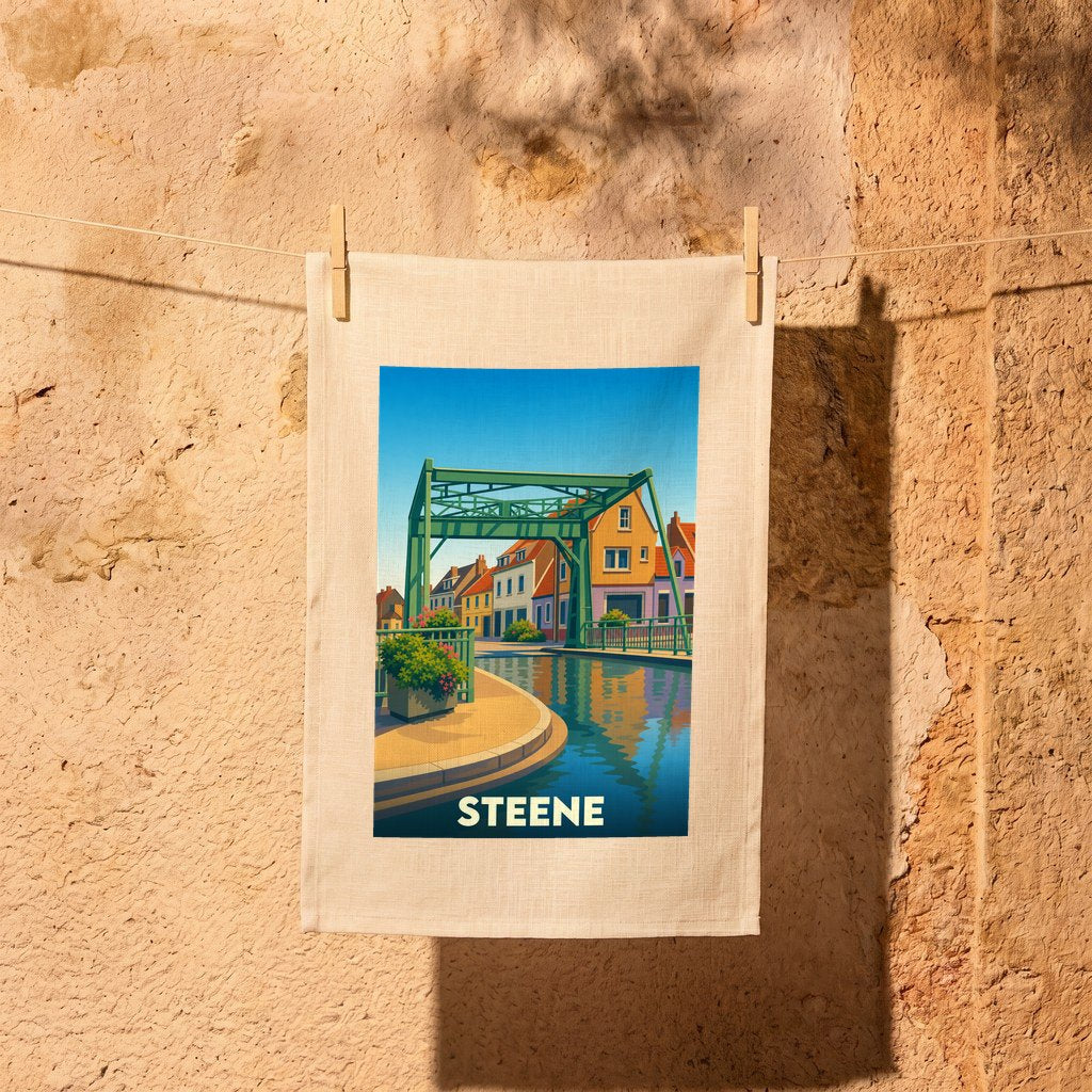Torchon souvenir de la ville de Steene avec une illustration stylisée représentant un pont vert au-dessus d'un canal.