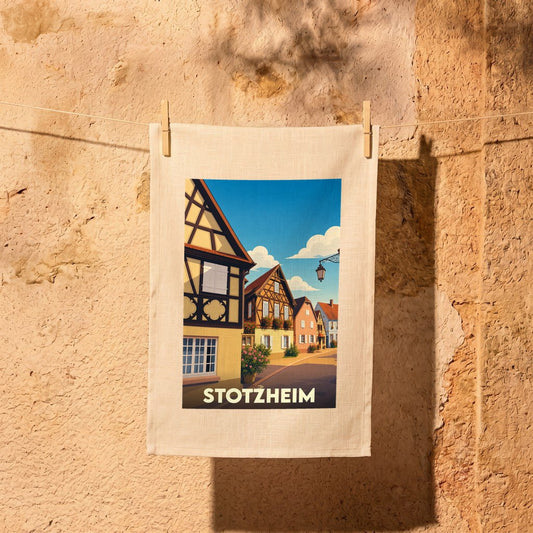 Torchon souvenir de la ville de Stotzheim avec une illustration stylisée de maisons à colombages.