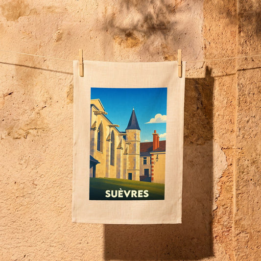 Torchon souvenir de la ville de Suèvres avec une illustration stylisée d'une église sous un ciel bleu.