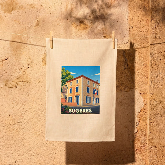 Torchon souvenir de la ville de Sugères illustré d'une maison de village typique dans un style affiche rétro.