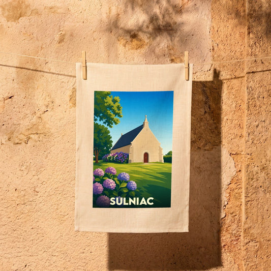 Torchon souvenir de la ville de Sulniac avec une illustration stylisée d'une chapelle entourée d'hortensias.