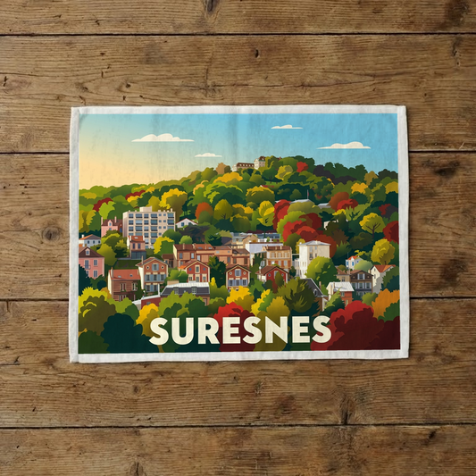 Torchon souvenir de la ville de Suresnes avec une illustration stylisée de son paysage urbain.