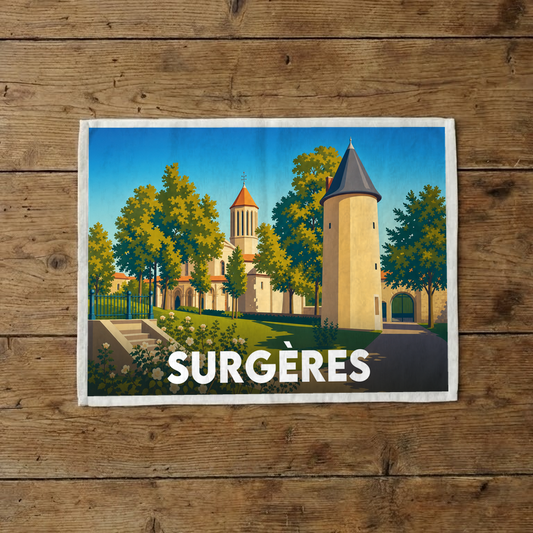 Torchon souvenir de la ville de Surgères avec une illustration stylisée de son patrimoine architectural.