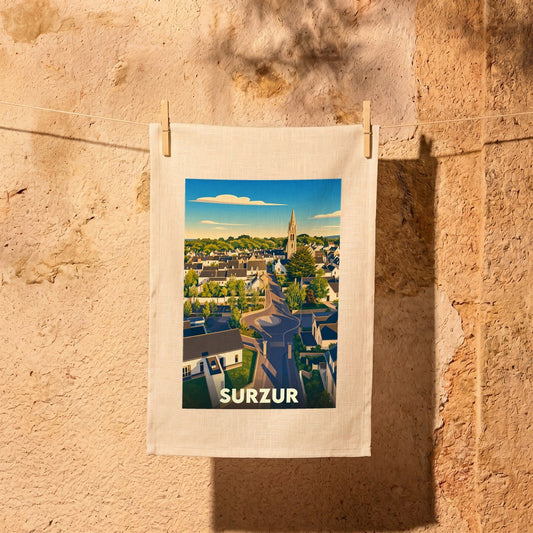 Torchon souvenir de la ville de Surzur orné d'une illustration stylisée de son paysage urbain.