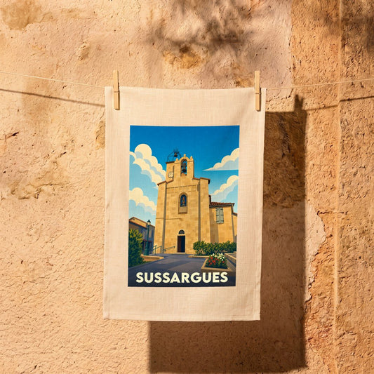 Torchon souvenir de la ville de Sussargues avec une illustration stylisée de son église sous un ciel bleu.