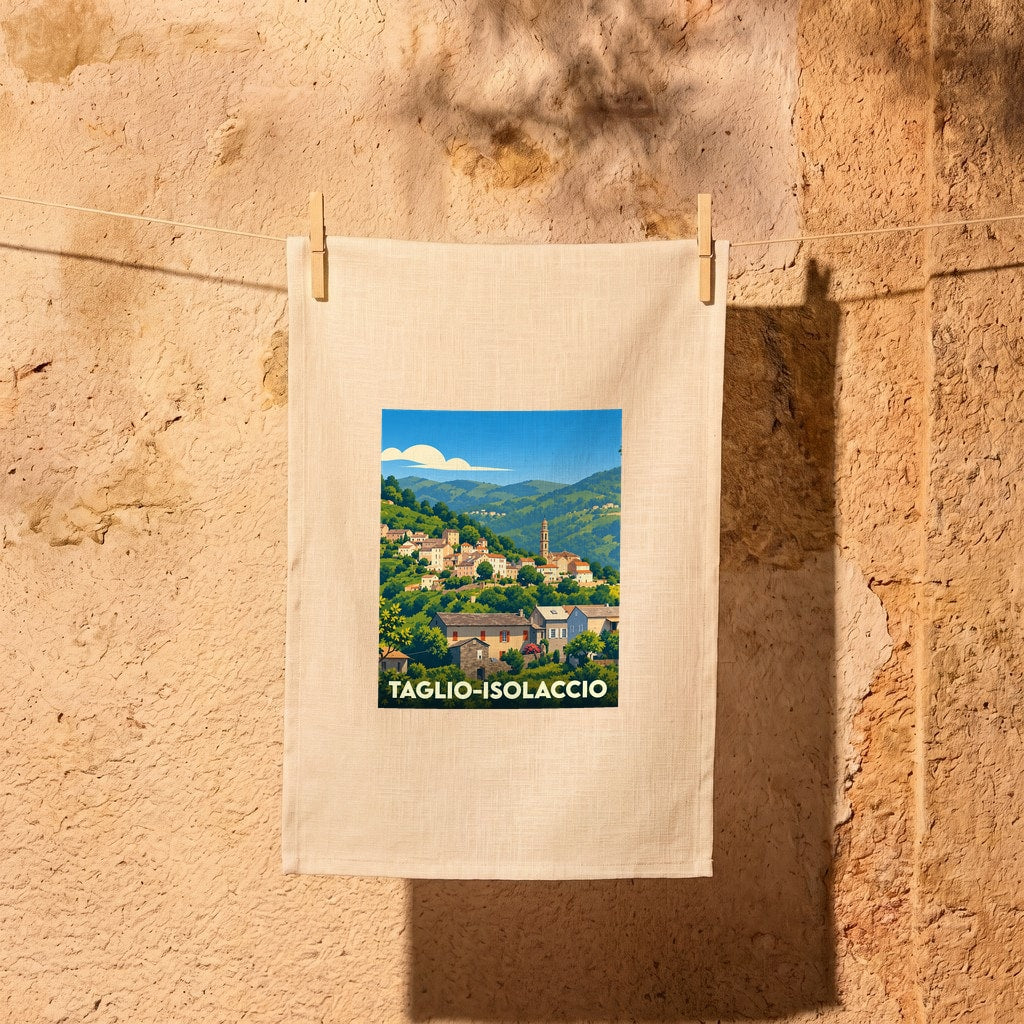 Torchon souvenir de la ville de Taglio-Isolaccio avec une illustration de paysage stylisée.