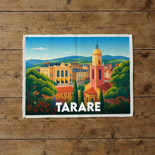 Torchon souvenir de la ville de Tarare orné d'une illustration colorée et stylisée de son paysage urbain.