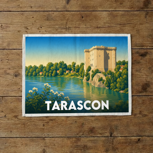 Torchon souvenir de la ville de Tarascon avec une illustration stylisée de son château au bord de l'eau.